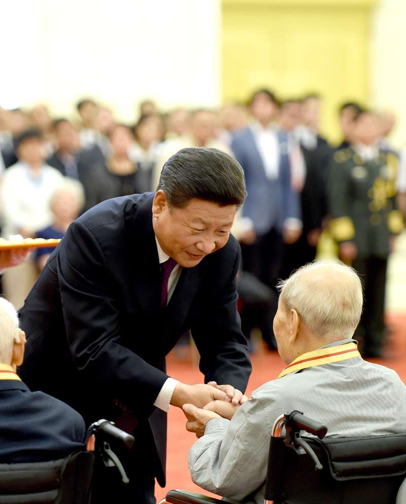 2015年9月2日,习近平在北京人民大会堂向30名抗战老战士老同志、抗战将领、帮助和支持中国抗战的国际友人或其遗属代表颁发中国人民抗日战争胜利70周年纪念章。 2015年9月2日,习近平在北京人民大会堂向30名抗战老战士老同志、抗战将领、帮助和支持中国抗战的国际友人或其遗属代表颁发中国人民抗日战争胜利70周年纪念章。